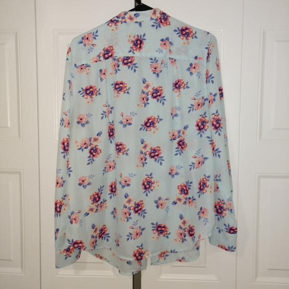 🌸 Beautiful floral button down top - Picture 11 of 12